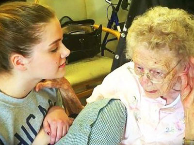 UNE PERSONNE ATTEINTE D ALZHEIMER RETROUVE LA MEMOIRE EN ECOUTANT UN CANTIQ